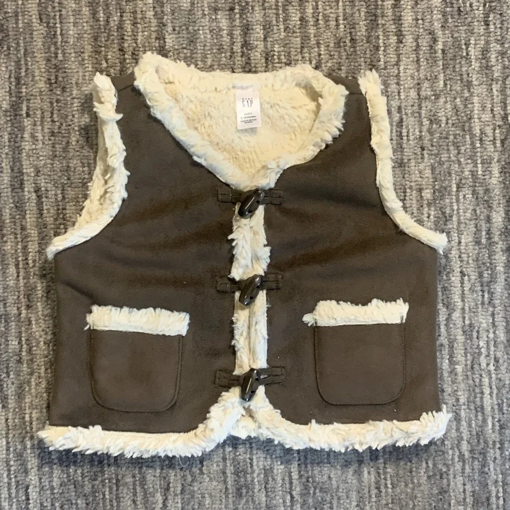 Baby Gap‎ Faux Suede Sherpa Vest Brown Sleeveless Toggle Closure 6-12 Months
